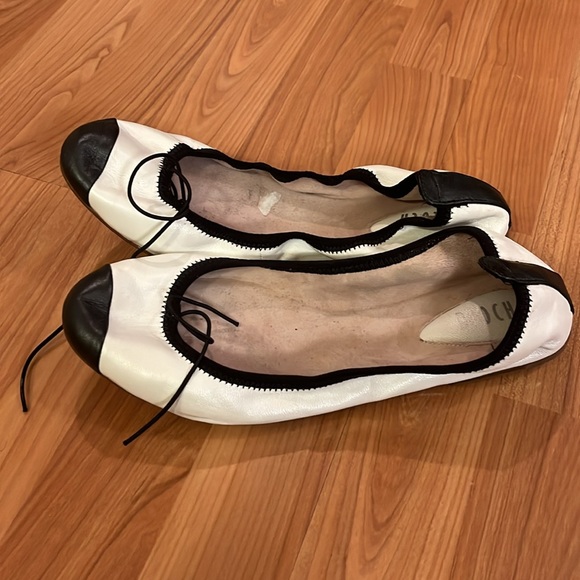 Bloch two tone ballet flats. Size 39 = size 8. - Picture 4 of 10